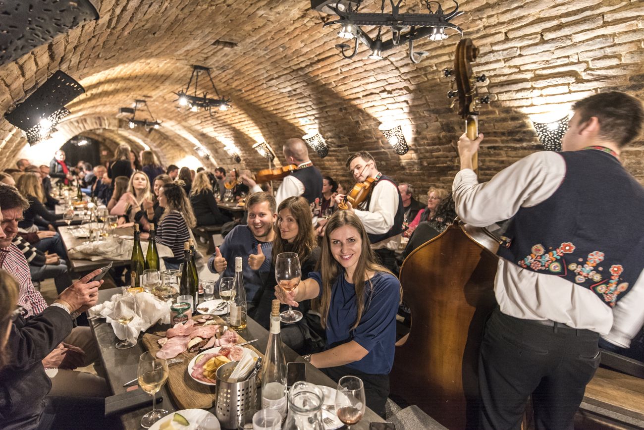 Cimbálová muzika ve sklípku