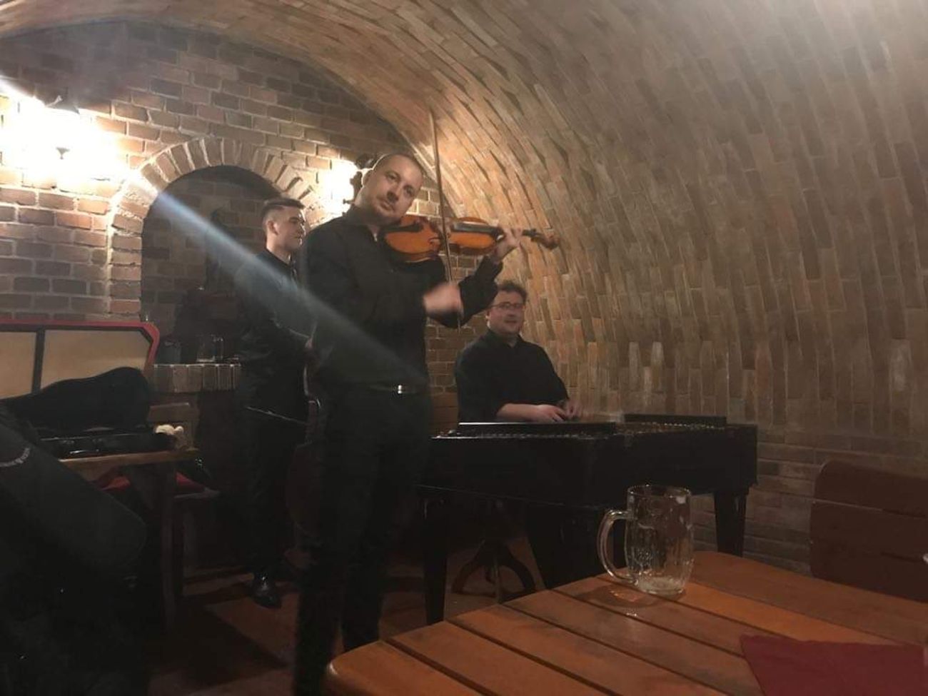 Cimbálová muzika ve sklípku